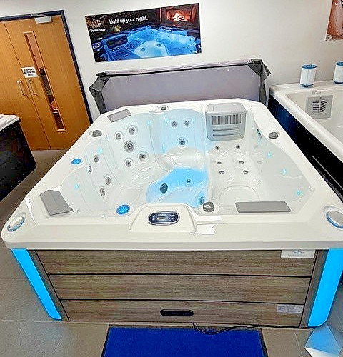 Hot tub oasis display - tub,